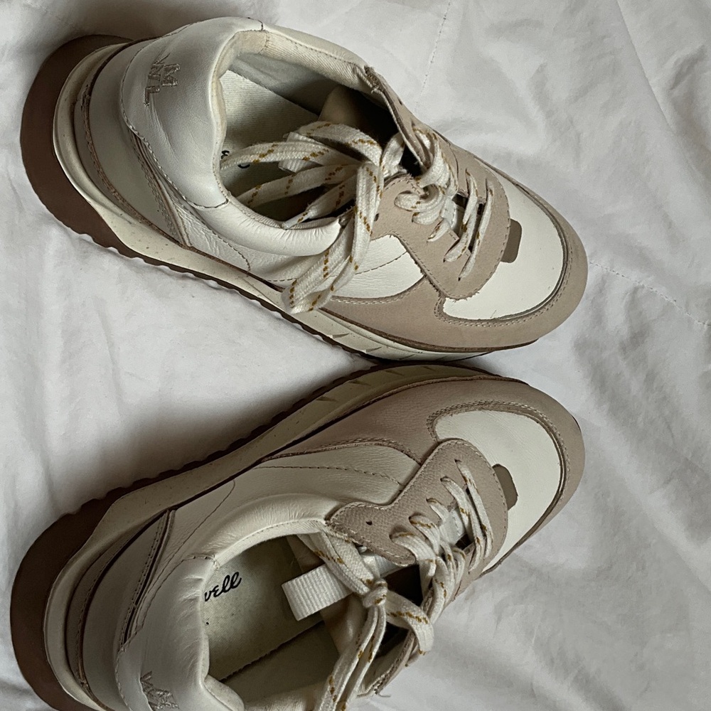 Stylish White and Tan Sneakers, upper leather